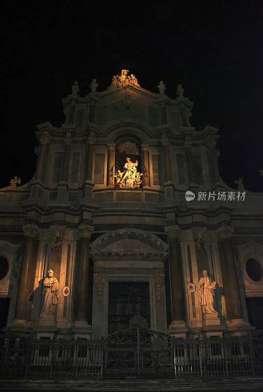 圣阿加塔大教堂的夜景