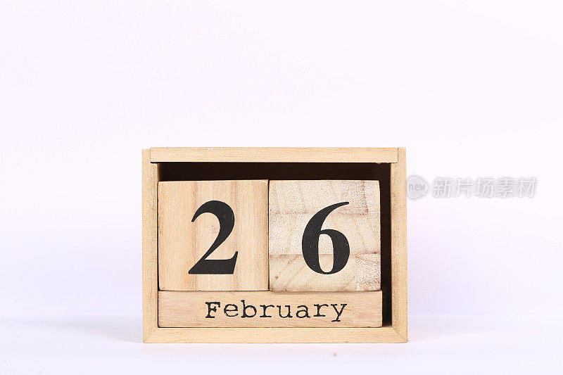 木方日历，日期为2月26日。概念日历年与复制空间隔离在白色背景