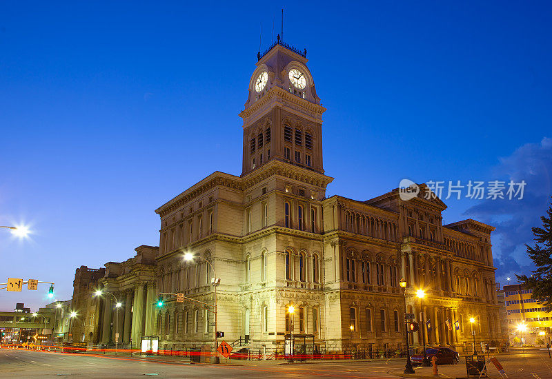 美国肯塔基州路易斯维尔市市政厅夜景