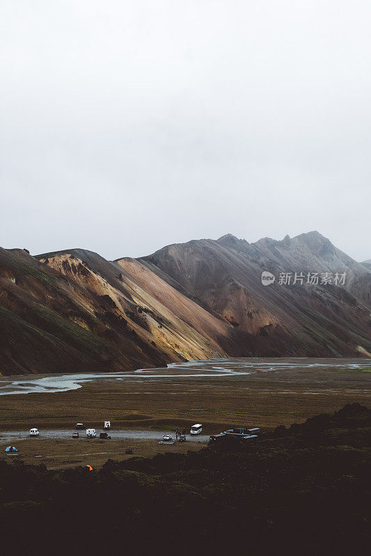 日出和雾笼罩露营在landmanalaugar山谷在冰岛高地