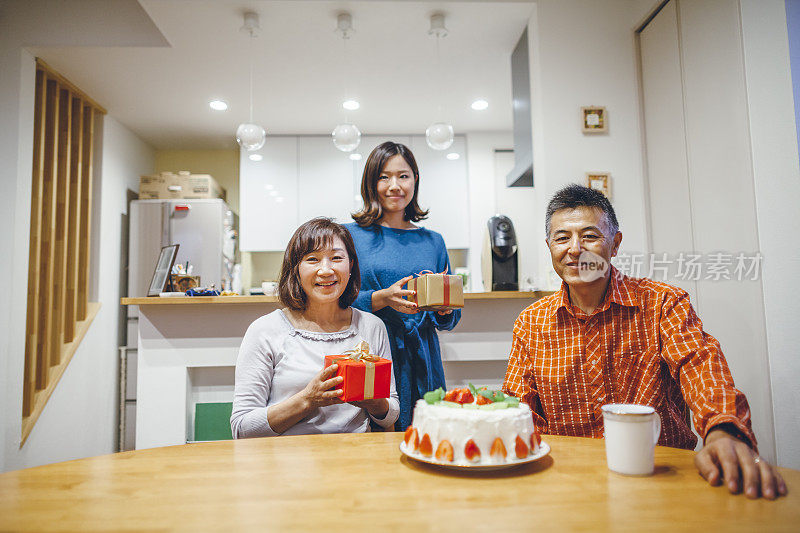 家人在家里举行生日聚会