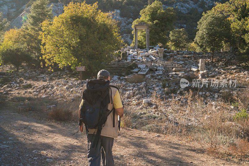 Termessos古城废墟中的资深成年旅行家