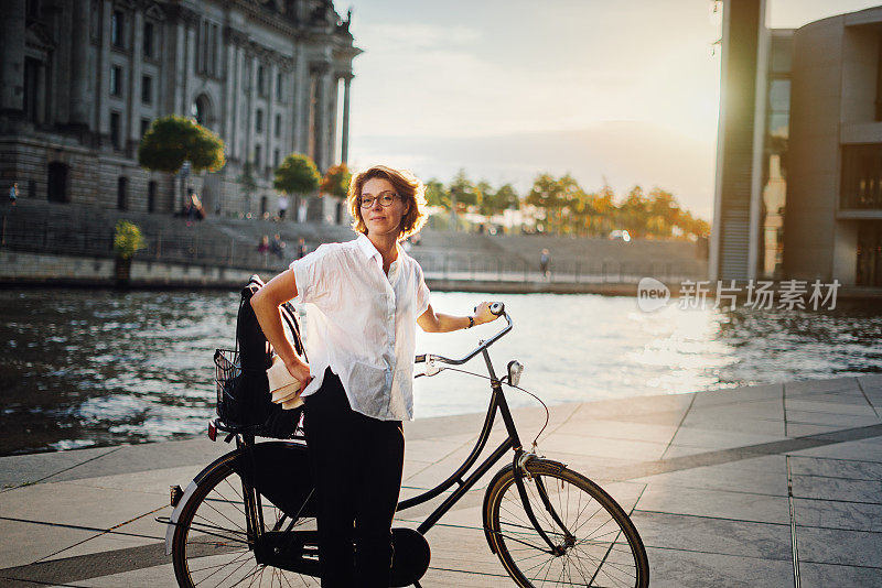 柏林的快乐女人骑着自行车