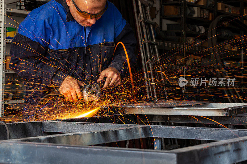 建筑业手工工人用圆锯切割铁器