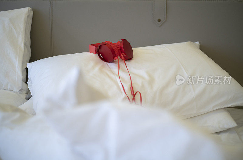 耳机在床上