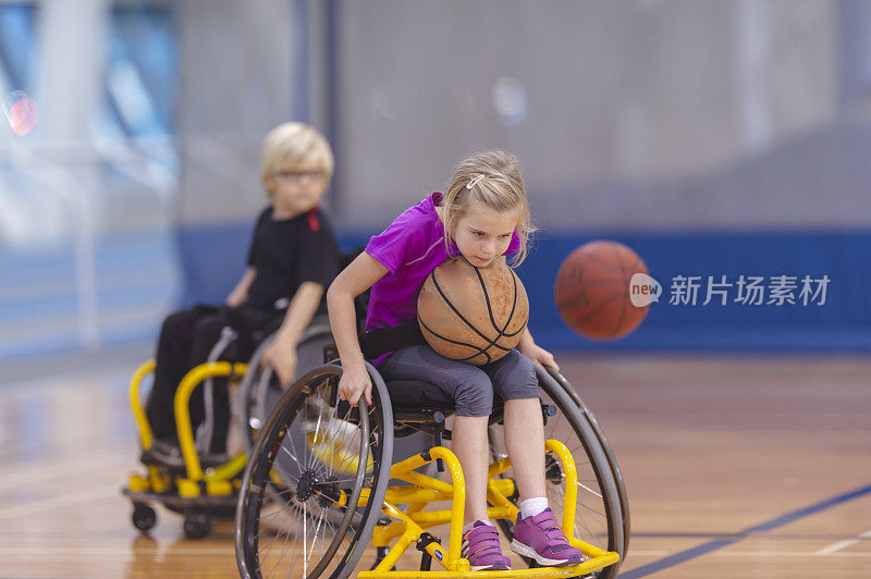 孩子们在玩轮椅篮球