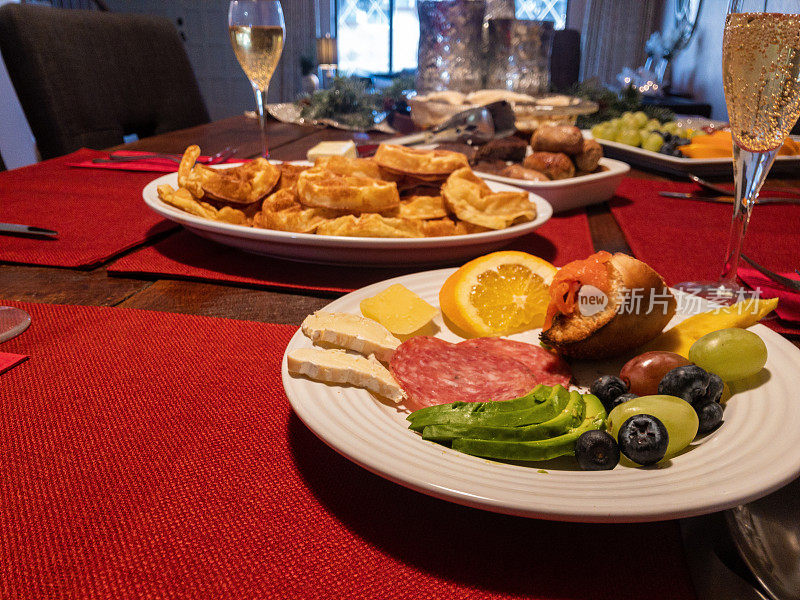 圣诞早午餐假日餐放纵的食物华夫饼水果鲑鱼和百吉饼