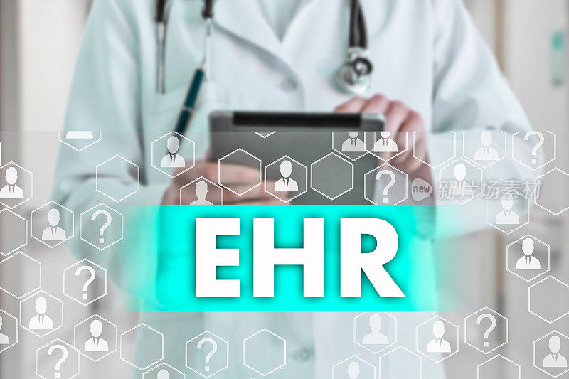 电子健康记录。EHR触摸屏上的医药图标背景模糊医生在医院。创新治疗，服务，数据分析健康。医疗保健概念电子健康记录，EHR
