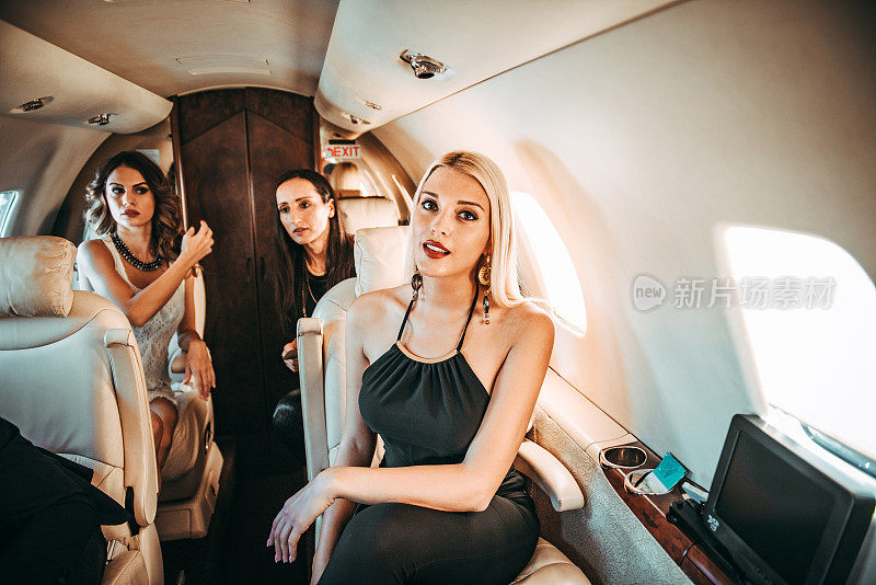 富人和名人在乘坐私人飞机旅行时进行社交活动