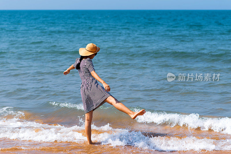 在海边散步的女人