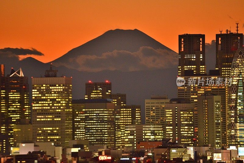 富士山和东京的天际线:白天和黑夜