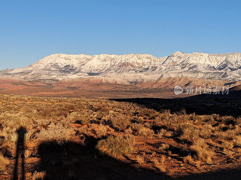 犹他州南部的松树谷山脉和山艾树沙漠景观