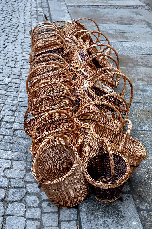 圣诞市场上的空手编篮子。