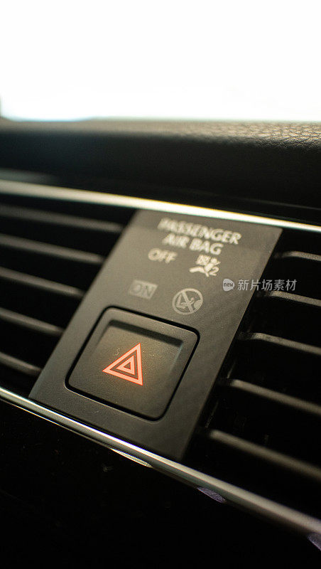 红色危险警告，现代汽车内饰仪表板上的按钮