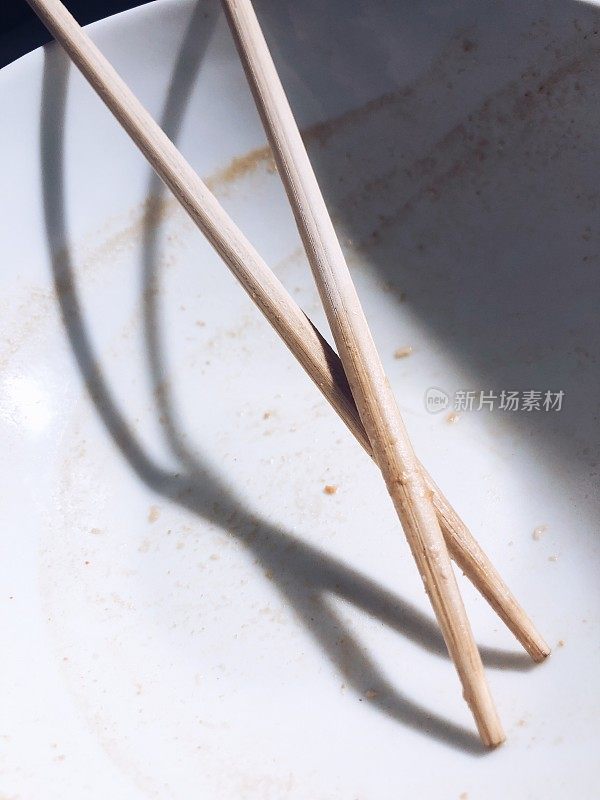 用筷子夹空碗