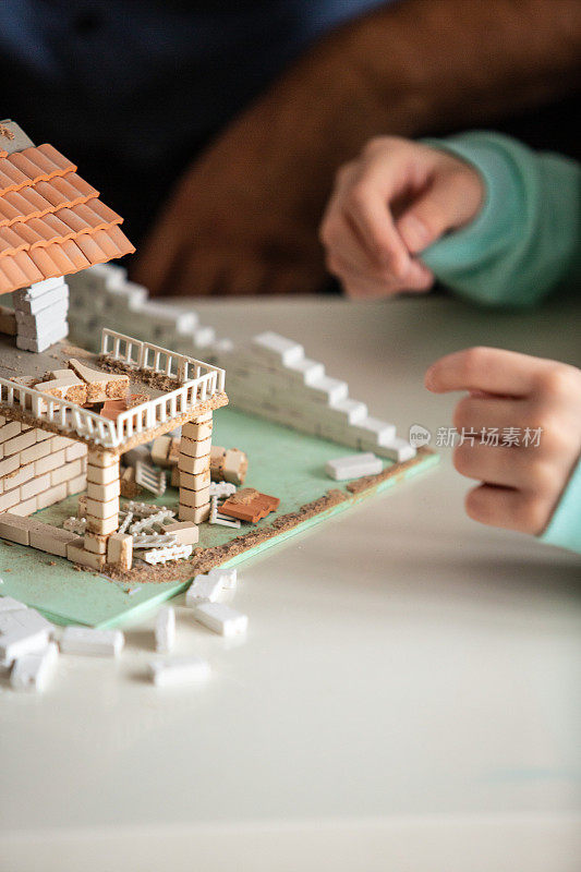 少女建造房屋模型