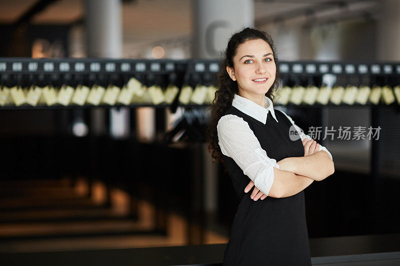 双臂交叉的当代自信女商人