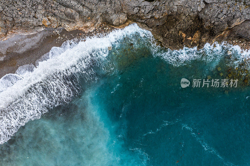 海浪冲击着岩石嶙峋的海岸线