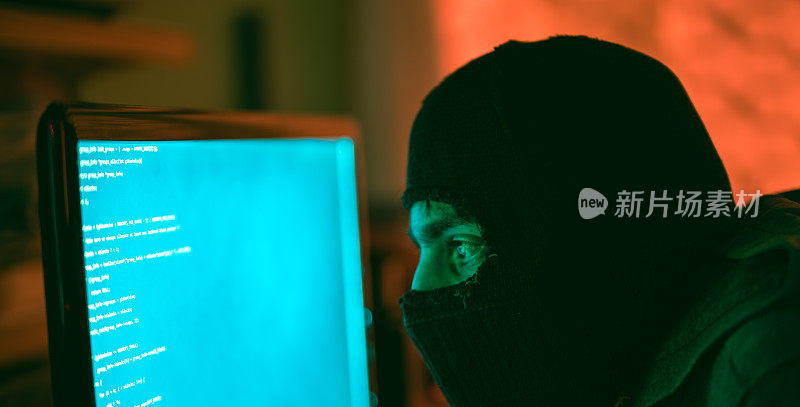 网络攻击或电脑犯罪的黑客密码在黑暗的背景