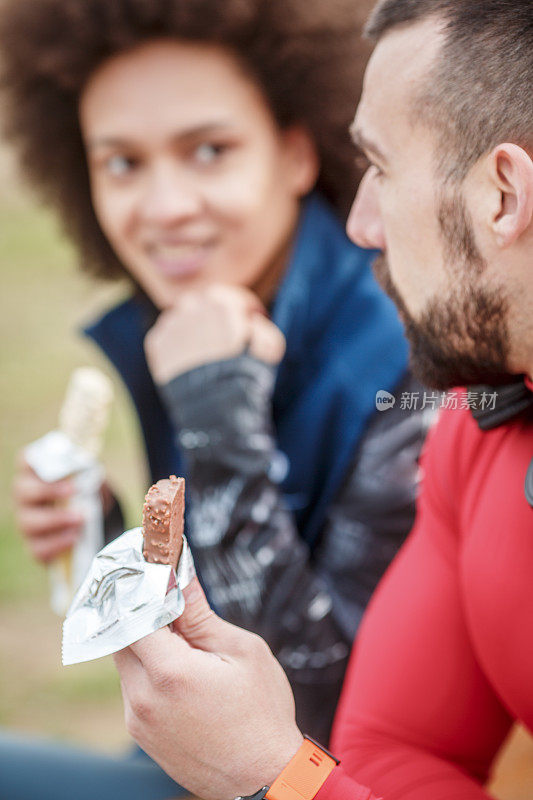 活跃的年轻夫妇一起吃蛋白质零食吧