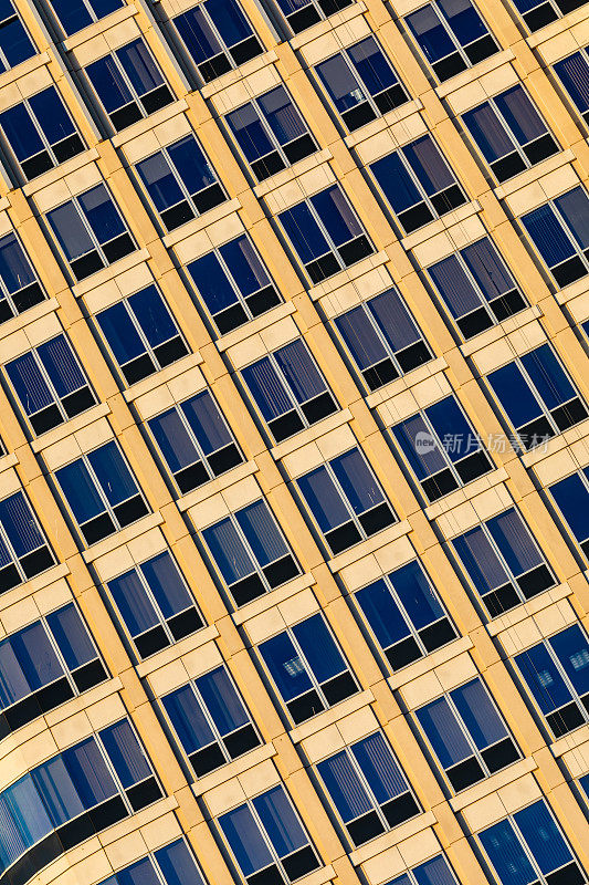抽象的黄色摩天大楼窗户