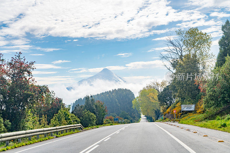 在去智利湖区的奥索尔诺火山的路上——智利的瓦拉斯港