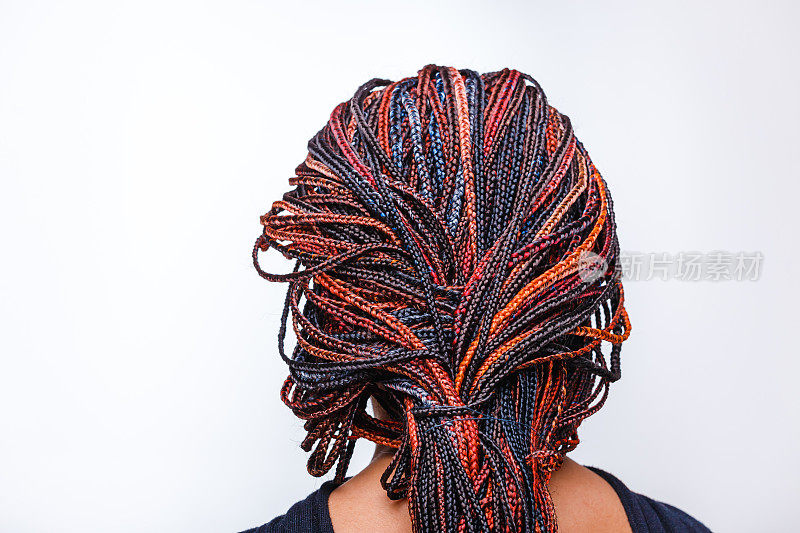 特写的非洲式的辫子在Zizi和Kanekalon技术与多色的线程和发辫
