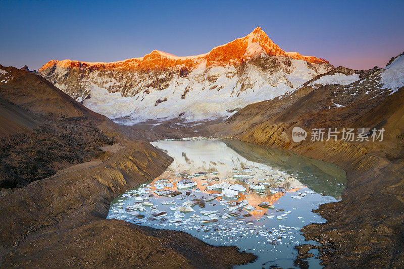 黎明时分的圣洛伦佐山东侧和冰川湖