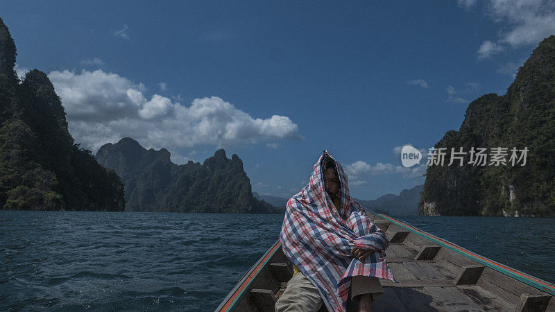 沿着丛林环绕的湖泊乘船旅行