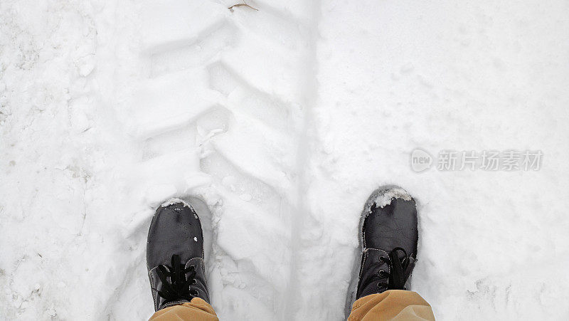 脚在雪地里。