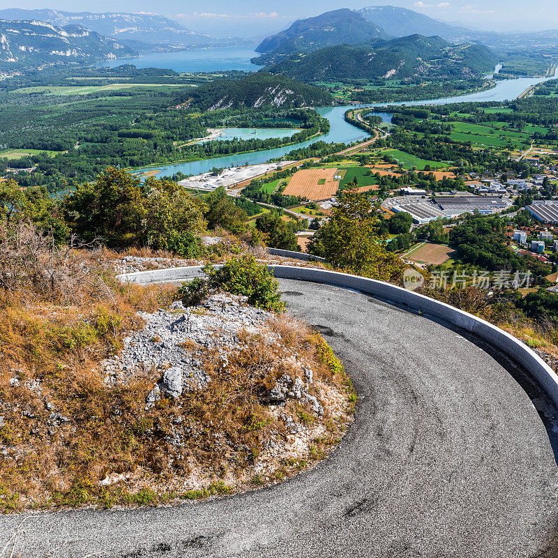 从大哥伦比亚山顶弯曲的山路特写，法国风景中部的艾因省的Bugey山，库洛斯小镇，罗纳河和著名的布尔热湖在夏天