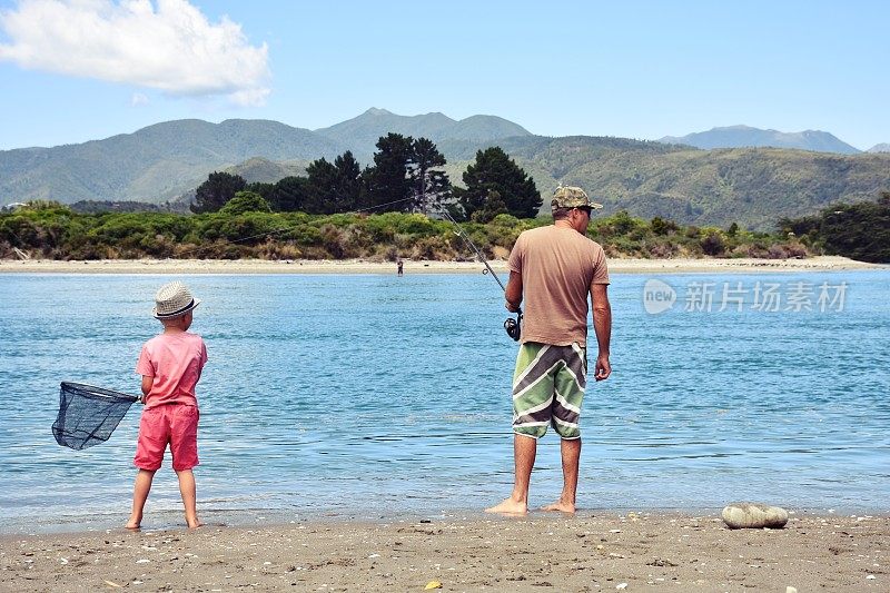 父亲和孩子在海岸河口钓鱼