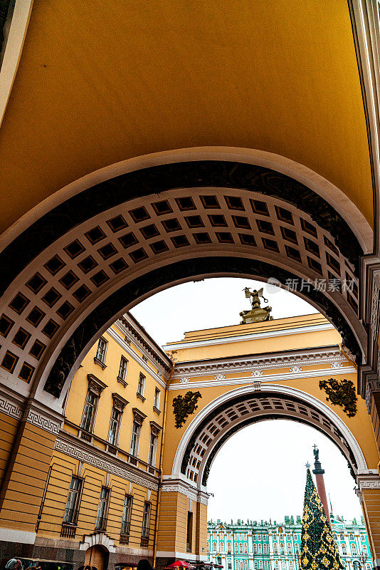 圣彼得堡，总参谋部拱门和圣诞树