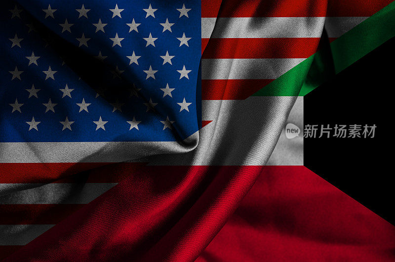 挥舞着科威特和美国的旗帜