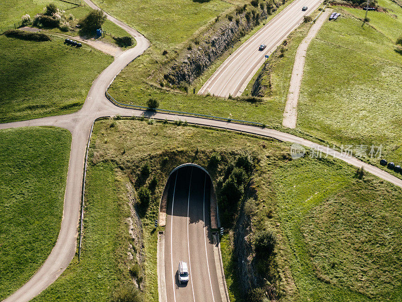 从上面看公路上的小隧道
