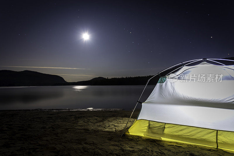 露营地，晚上靠近湖边搭帐篷。