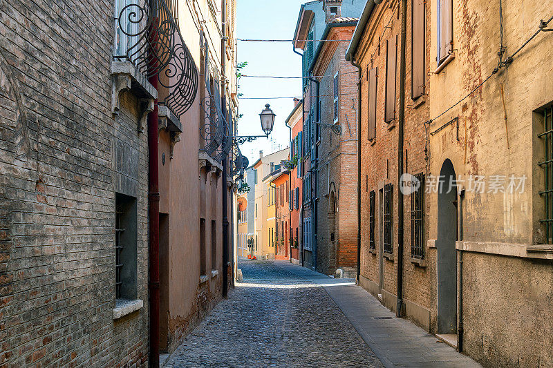 意大利费拉拉的狭窄街道