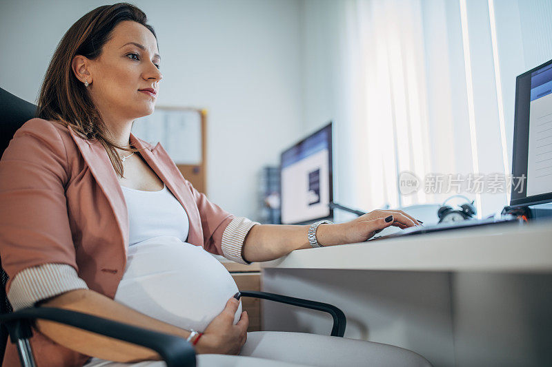 怀孕的商务女性在办公室工作