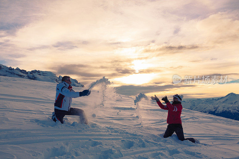 夫妇，朋友女人和男人滑雪享受，在阳光明媚的滑雪胜地玩。高山雪景。阿尔卑斯山，欧洲，意大利。业余冬季运动高山滑雪。