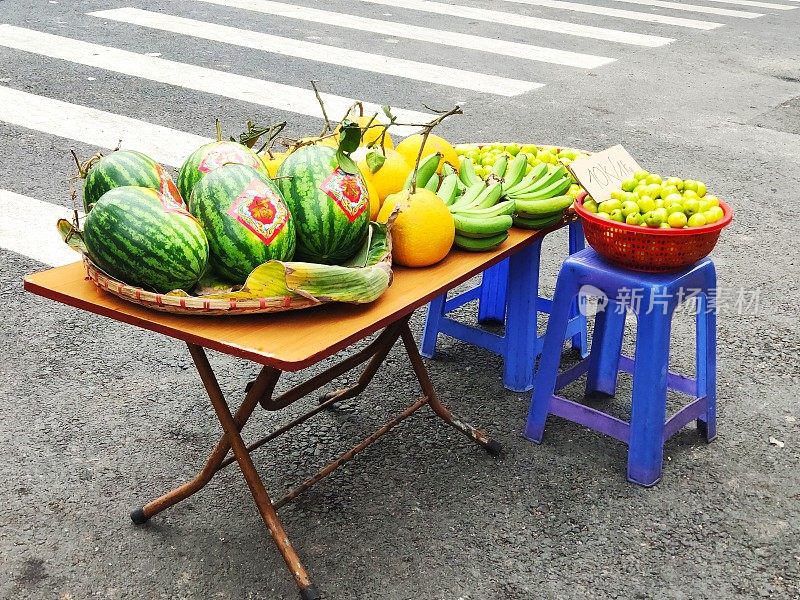 越南春节期间，街上的水果大减价