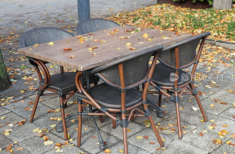 餐厅的户外餐桌在秋天的时间