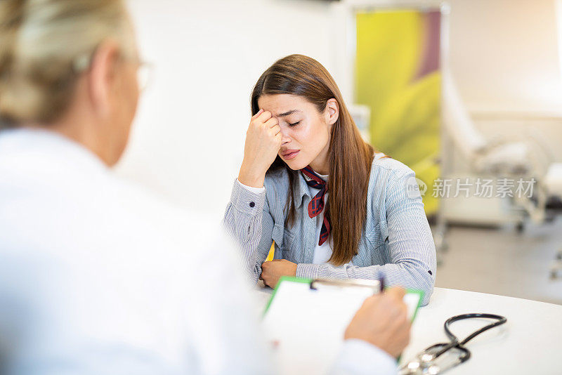 悲痛欲绝的年轻女子去看她的医生。