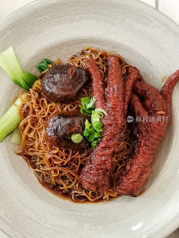 典型的亚洲食物。馄饨面条