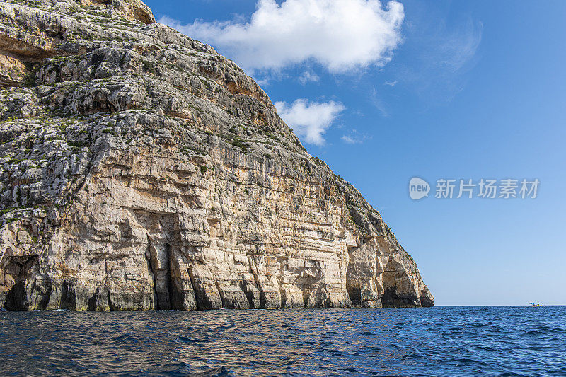 在地中海马耳他的海岸线上的蓝色洞穴旁边的海洞和岩层的观点。