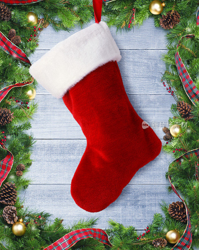 圣诞长袜挂在圣诞花环前