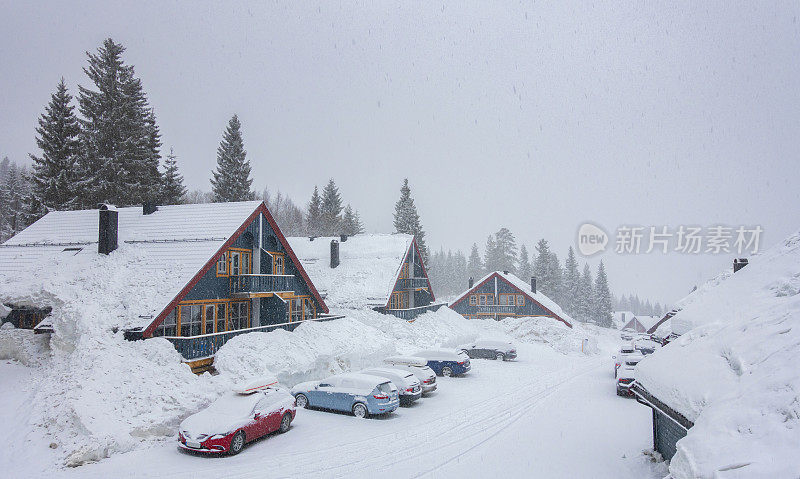 斯堪的纳维亚滑雪胜地正在下雪