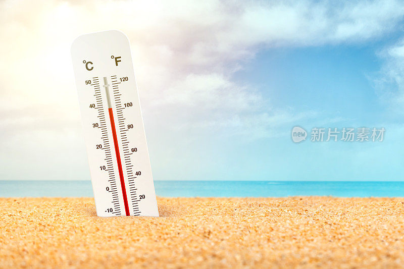 温度计站在沙滩上的沙子在非常热的天气