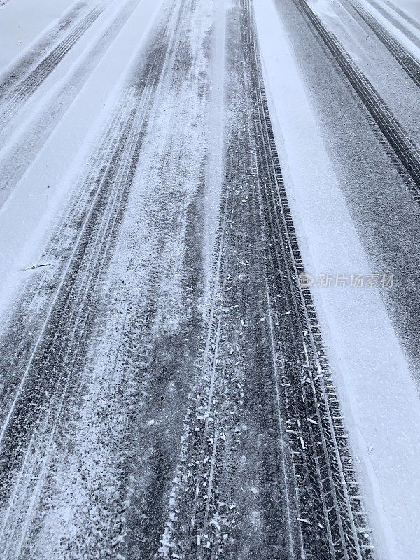 雪地路上的轮胎印