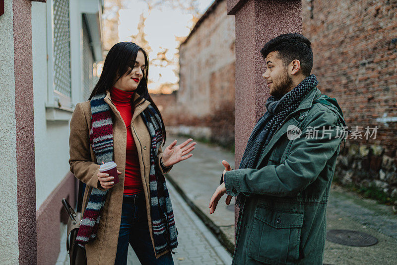 男朋友和女朋友走在城市的大街上相爱