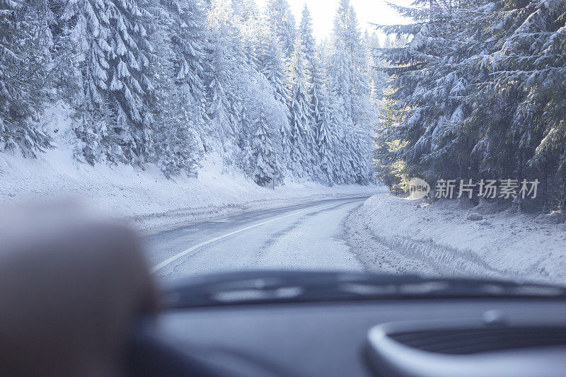 在下雪的冬天开车旅行。司机的个人观点。